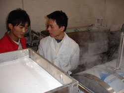 客戶自己動(dòng)手調(diào)節(jié)河粉的厚薄.jpg 客戶自己動(dòng)手調(diào)節(jié)河粉的厚薄.jpg